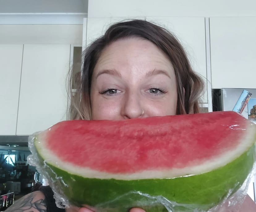 Caroline (33), $400, LGBTQIA+, Non-smoker, Have pets, and No children