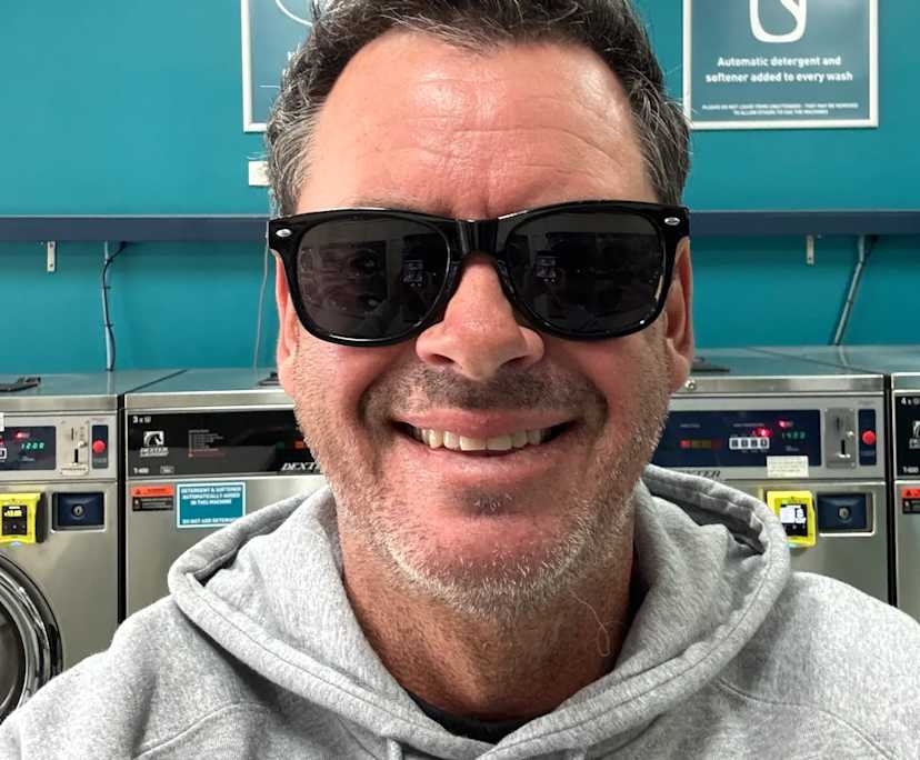 Jason (46), $850, Non-smoker, Have pets, and No children