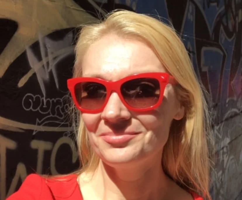 amanda-42-looking-in-hollywell-paradise-point-flatmates-au