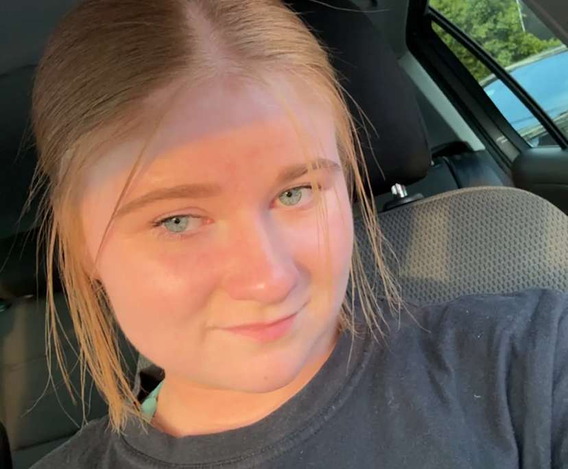 Madeleine (22), $300, Non-smoker, Have pets, and No children