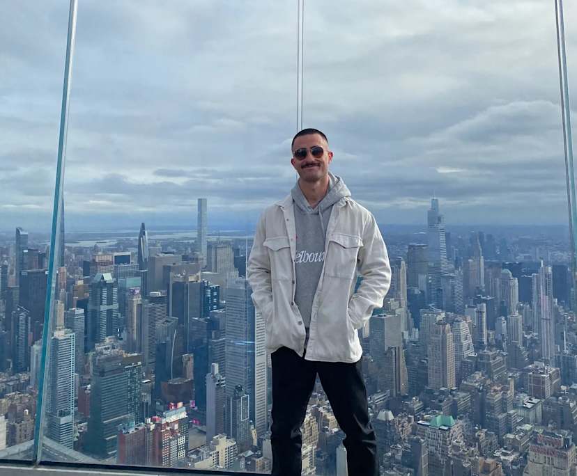 Alex (27), $300, No pets, Non-smoker, and No children