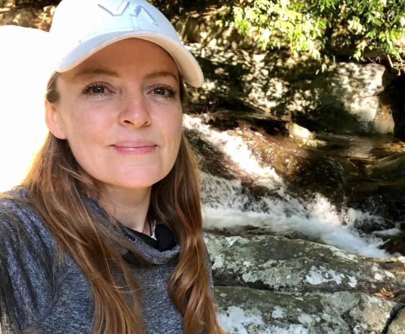 Julia (49), $400, Non-smoker, No pets, and No children