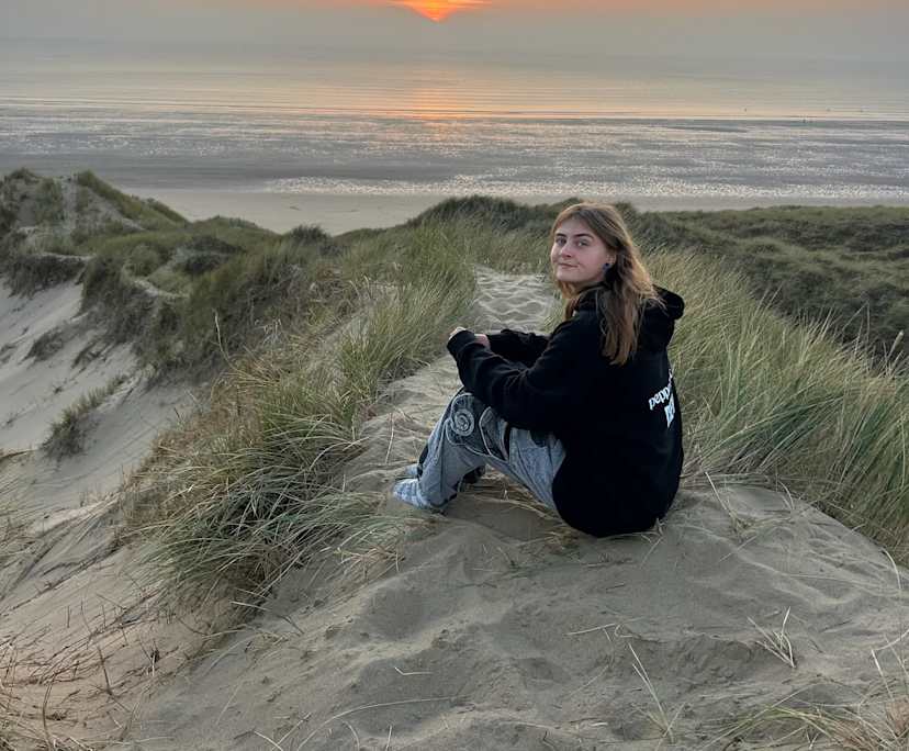 Mia (23), $300, Non-smoker, No pets, and No children