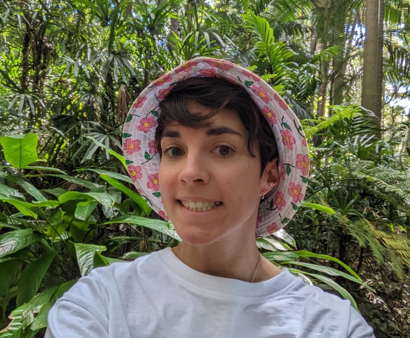 Axelle (33), $300, Non-smoker, No pets, and No children