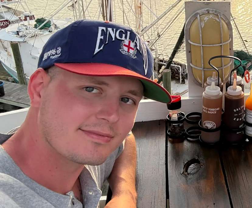 Matthew (25), $600, Non-smoker, No pets, and No children