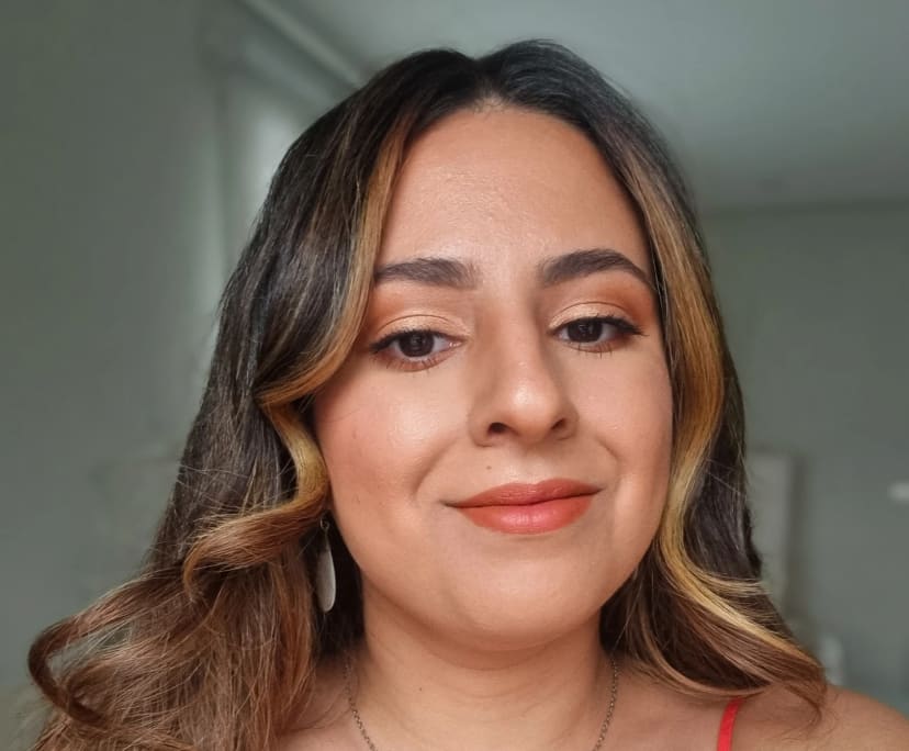 isabela-looking-in-main-beach-broadbeach-surf-flatmates-au