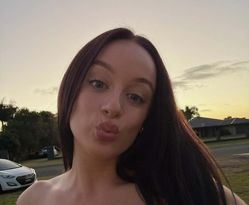 Mikayla (21), $350, Non-smoker, Have pets, and No children