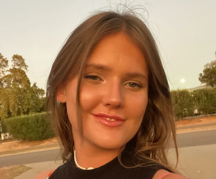 Vivian (21), $275, No pets, Non-smoker, and No children