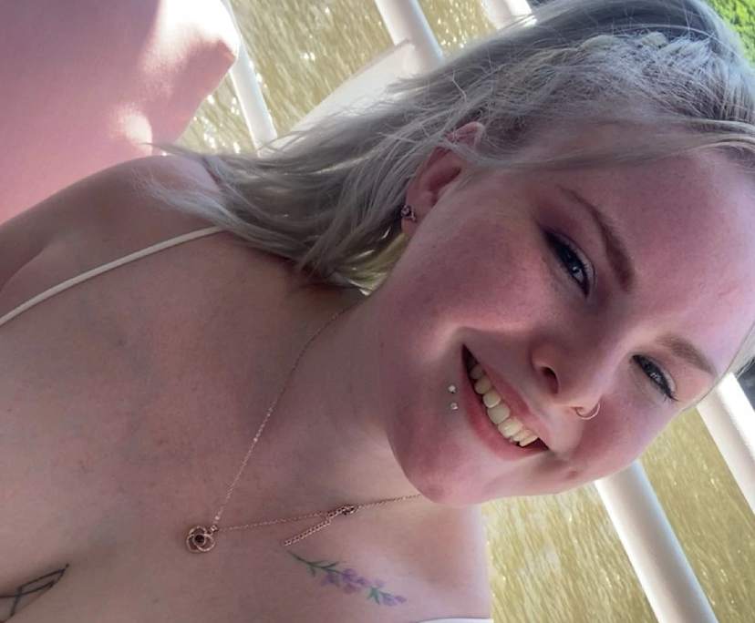 Adahlia (25), $350, Non-smoker, Have pets, and No children