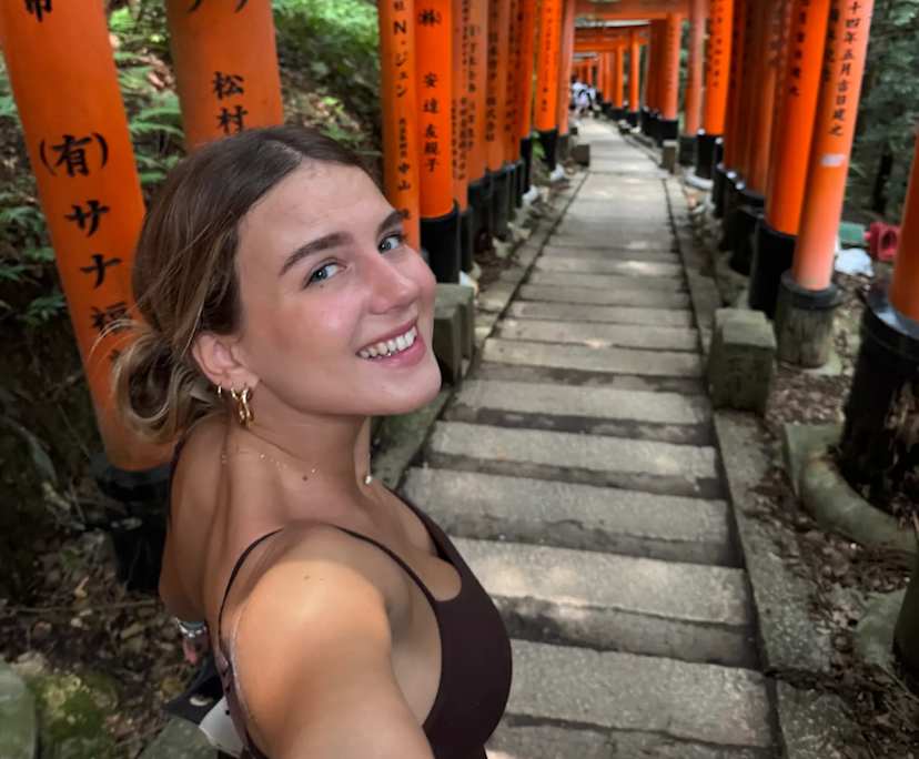 Sofia (25), $350, Non-smoker, No pets, and No children