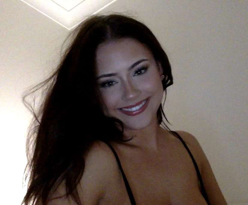 Isabella (21), $350, Non-smoker, Have pets, and No children