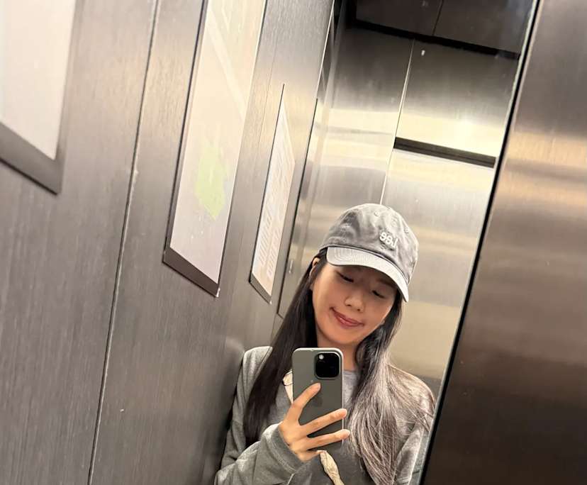 Beatrice (35), $400, Non-smoker, No pets, and No children