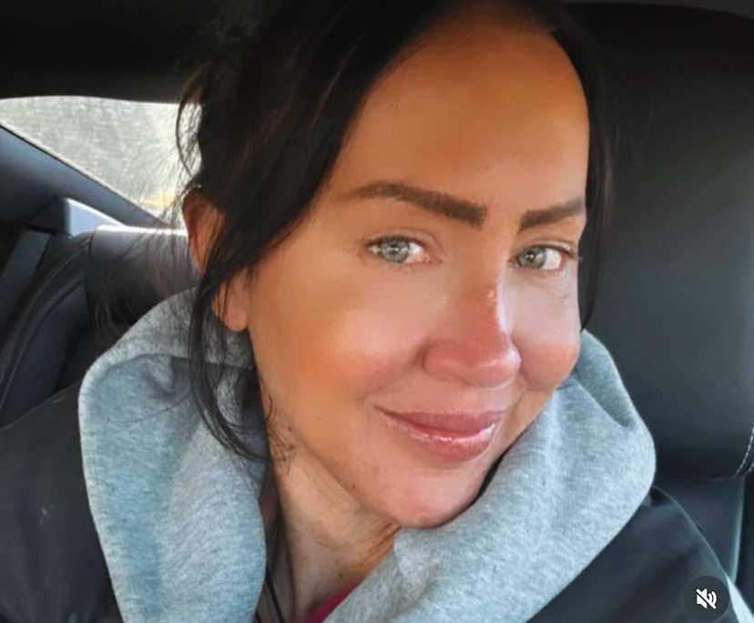 Elle (43), $500, Non-smoker, Have pets, and No children