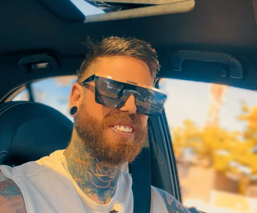 Josh (37), $500, Non-smoker, Have pets, and No children