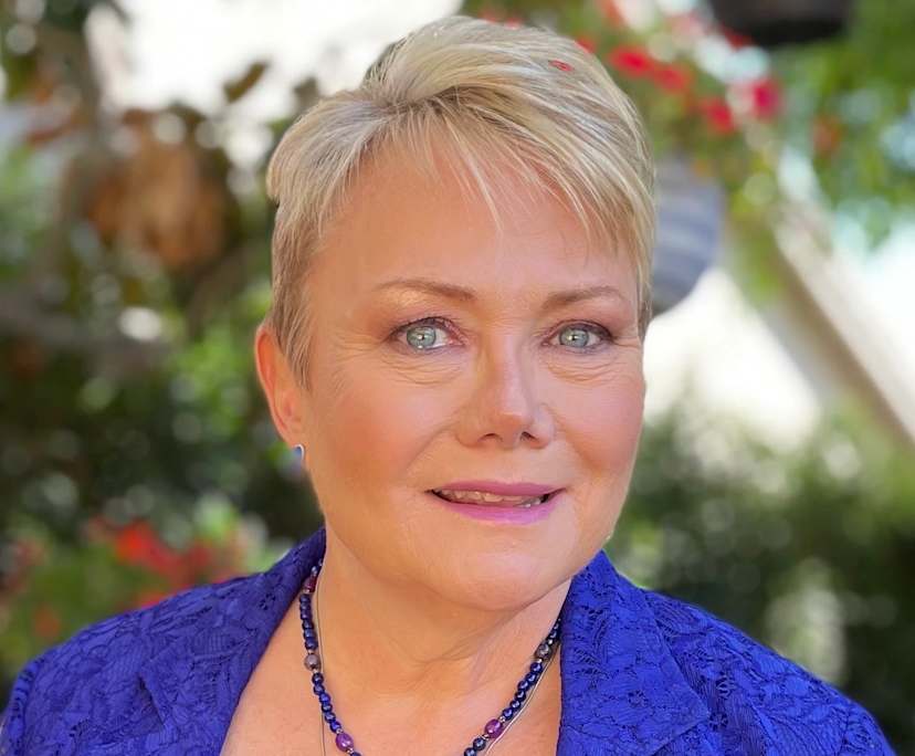 Gina (64), $500, Non-smoker, Have pets, and No children