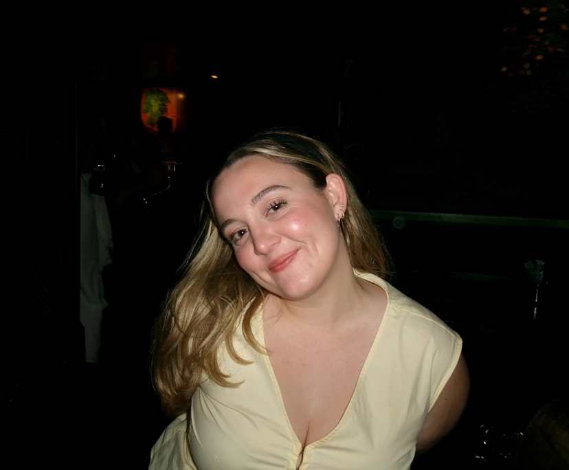 Olivia (25), $250, Non-smoker, No pets, and No children