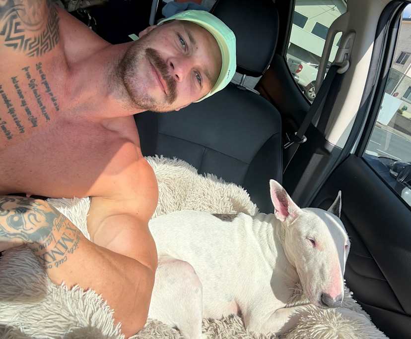 Drew (28), $550, Non-smoker, Have pets, and No children