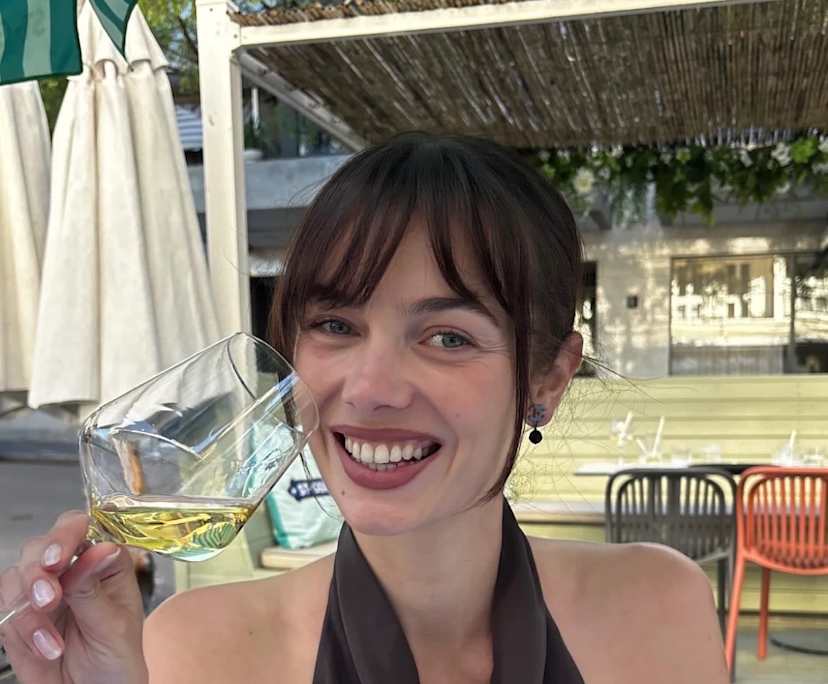 Emma (29), $450, Non-smoker, No pets, and No children