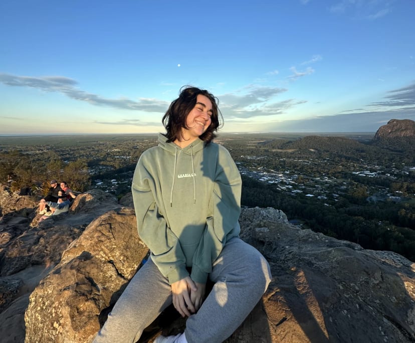 Sofia (20), $300, Non-smoker, No pets, and No children