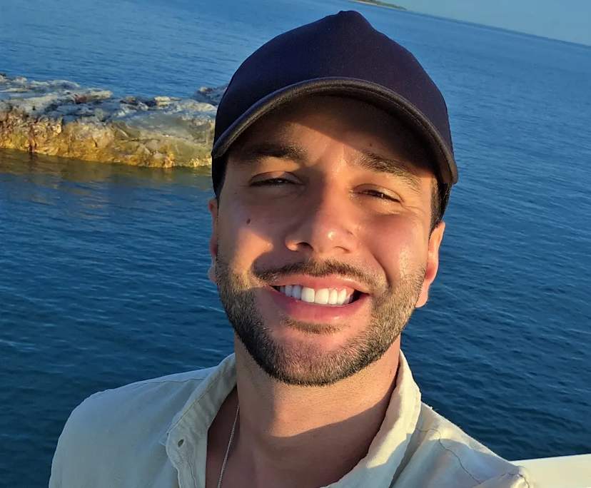 José (32), $200, Non-smoker, No pets, and No children