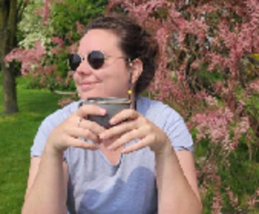 Leah (27), $300, LGBTQIA+, Non-smoker, No pets, and No children
