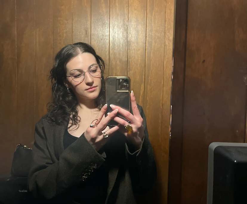 Olivia (24), $400, LGBTQIA+, Non-smoker, No pets, and No children