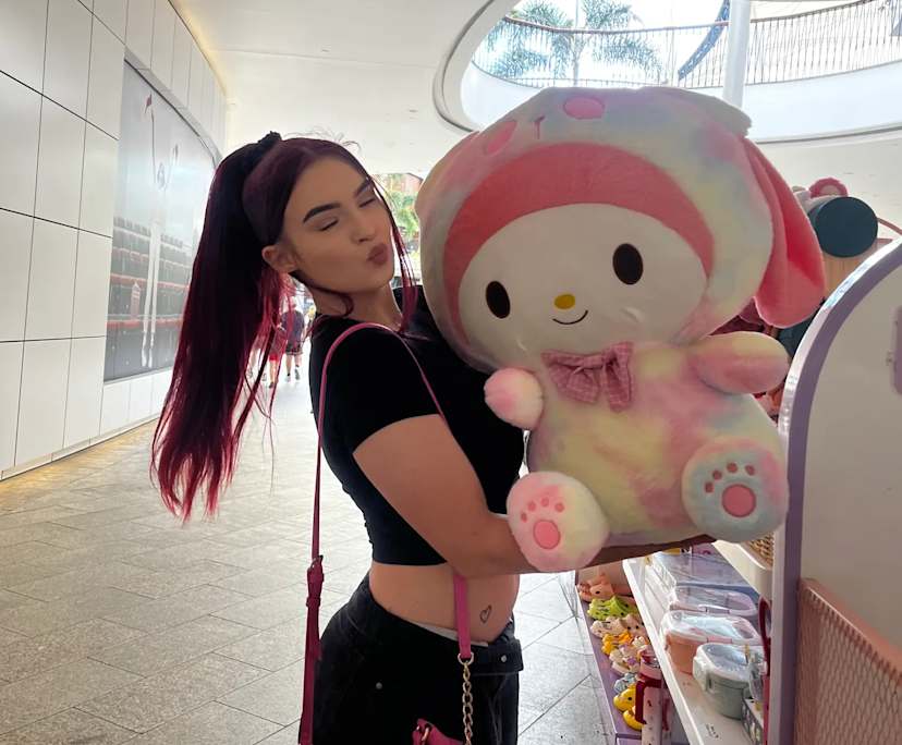 Sarah (22), $300, Non-smoker, No pets, and No children