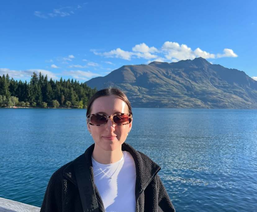 Isabella (21), $250, Non-smoker, Have pets, and No children