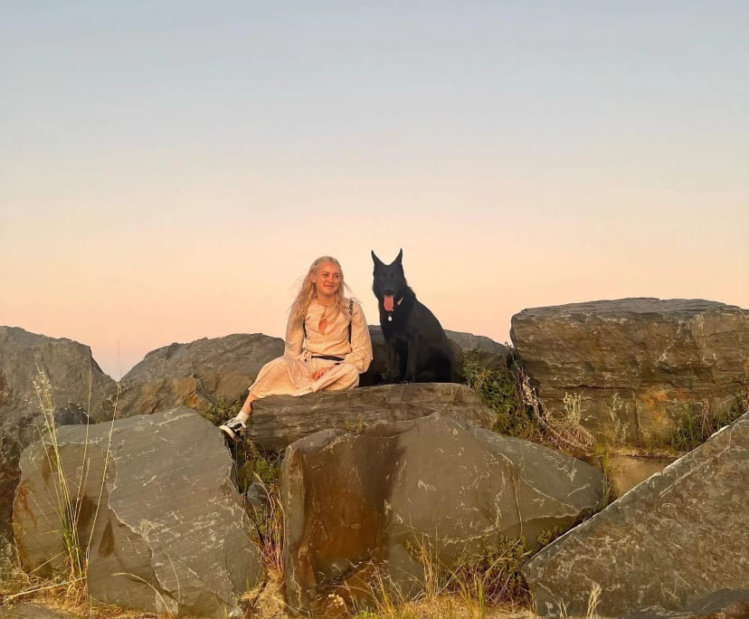 Rhiannon (30), $270, Have pets, No children, and Non-smoker