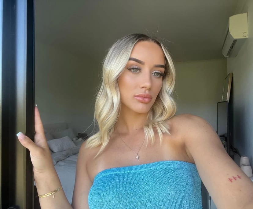 emily-23-looking-in-varsity-lakes-mermaid-water-flatmates-au
