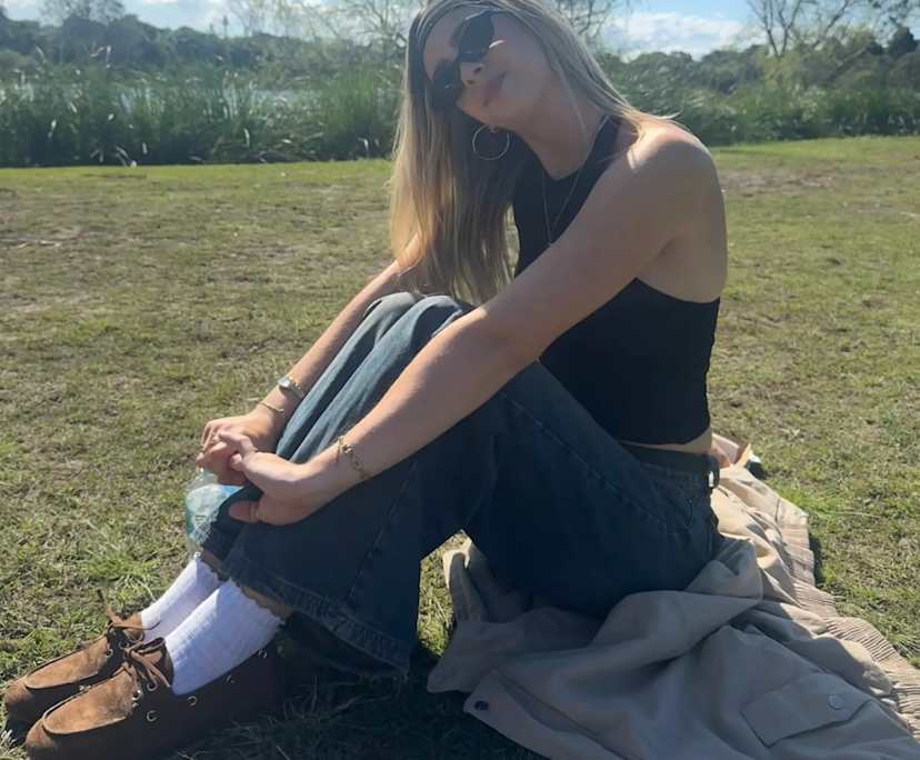 Olivia (21), $400, Non-smoker, No pets, and No children