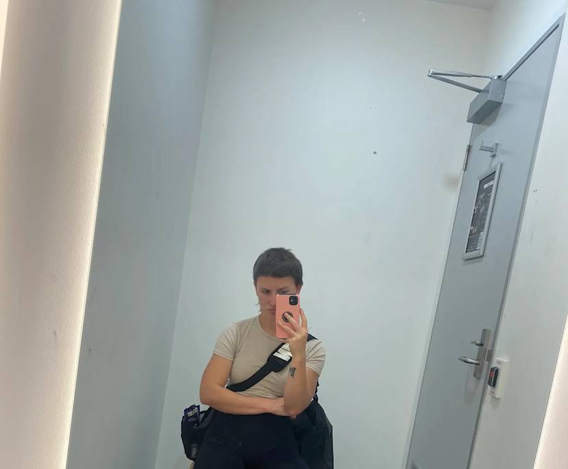 Bianca (26), $350, Non-smoker, No pets, and No children