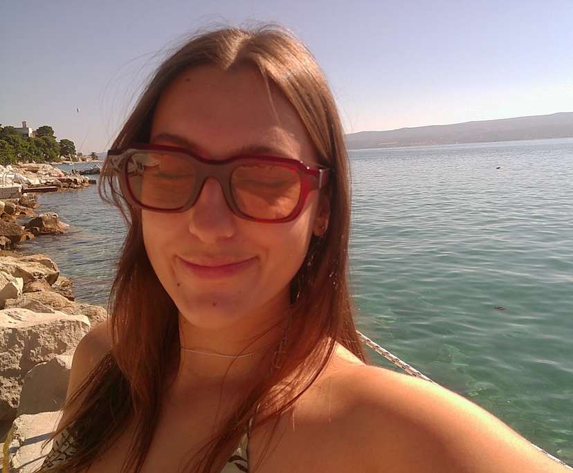 Caitlin (24), $350, Non-smoker, No pets, and No children