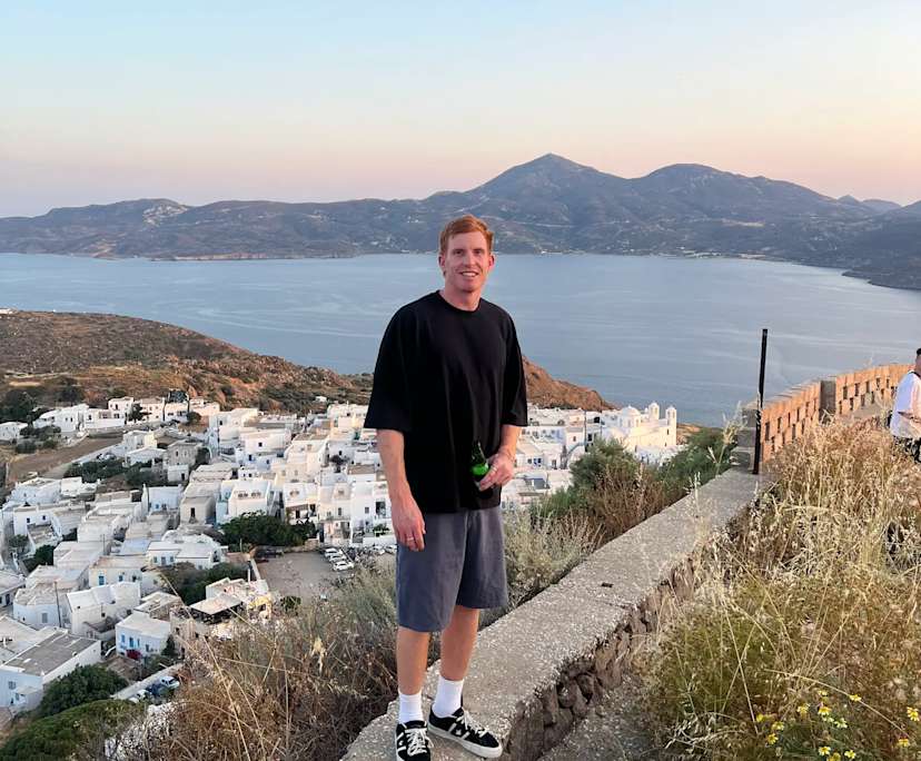 Josh (28), $350, Non-smoker, Have pets, and No children