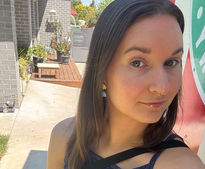 Rachel (27), $270, LGBTQIA+, Non-smoker, Have pets, and No children