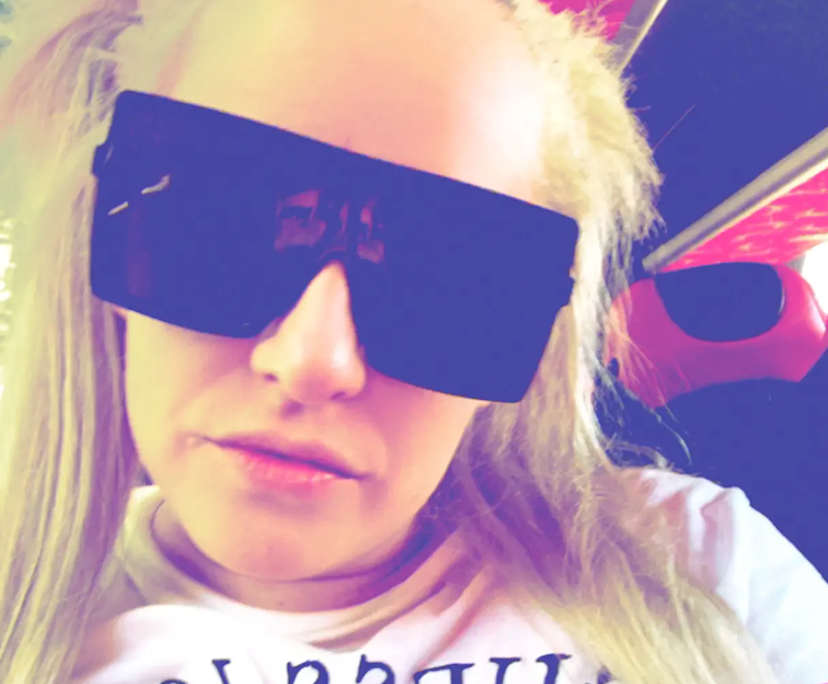 Rhiannon (36), $350, Non-smoker, Have pets, and No children