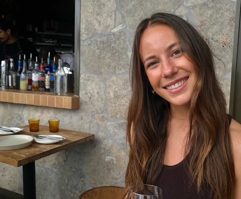 Anna (29), $350, No pets, Non-smoker, and No children