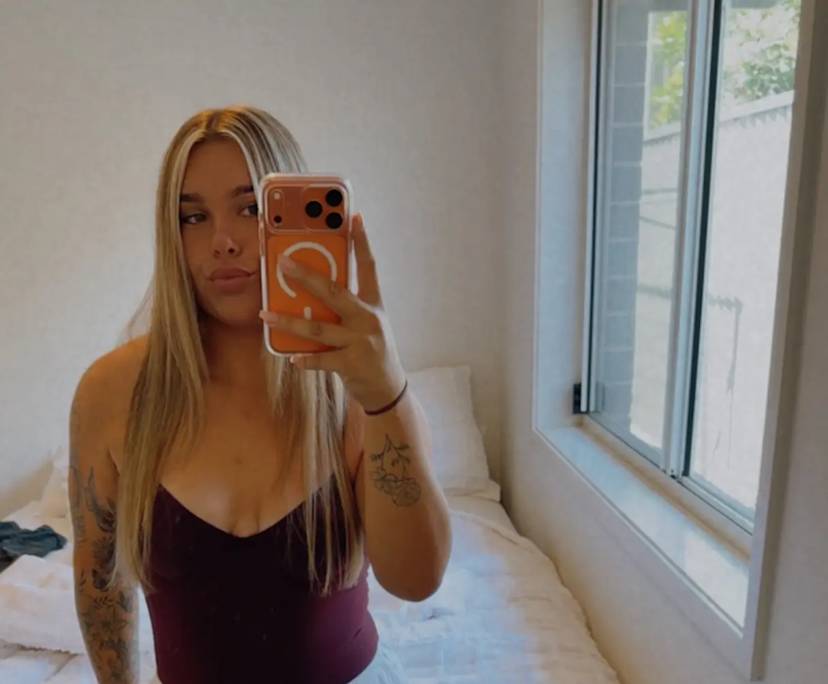 Emily (21), $300, Non-smoker, Have pets, and No children