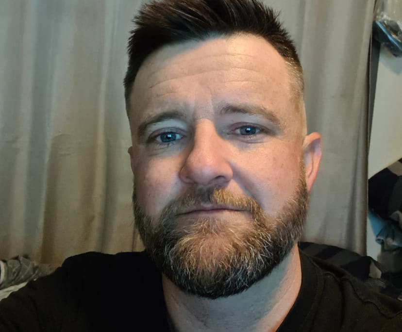 Daniel (39), $300, Non-smoker, No children, and No pets