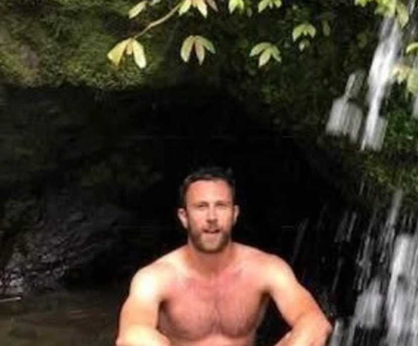 Mark (35), $350, No pets, Non-smoker, and No children