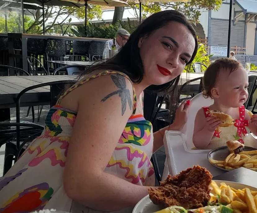 Emilie (29), $300, Non-smoker, Have children, and No pets