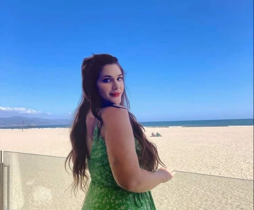 Ella (31), $300, Non-smoker, Have children, and No pets