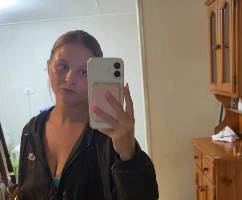 Kirsty (22), $300, No children, Non-smoker, and No pets