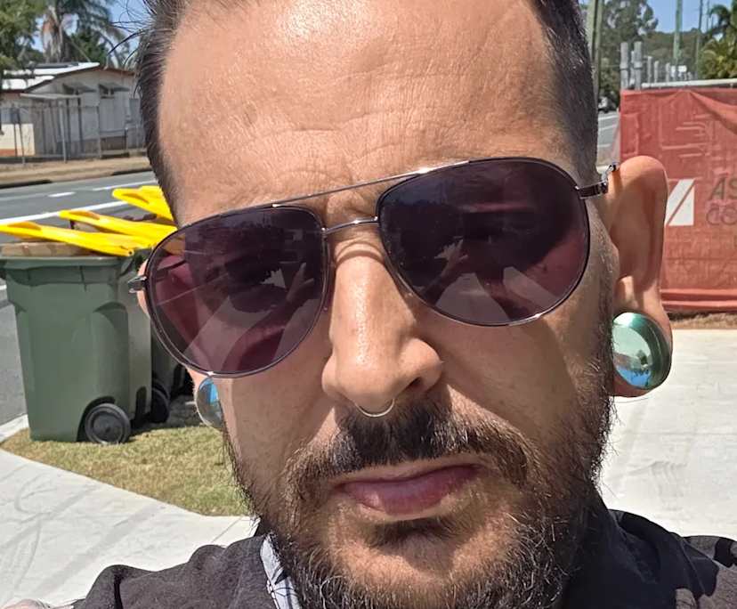 Chris (39), $200, LGBTQIA+, Non-smoker, Have pets, and Have children