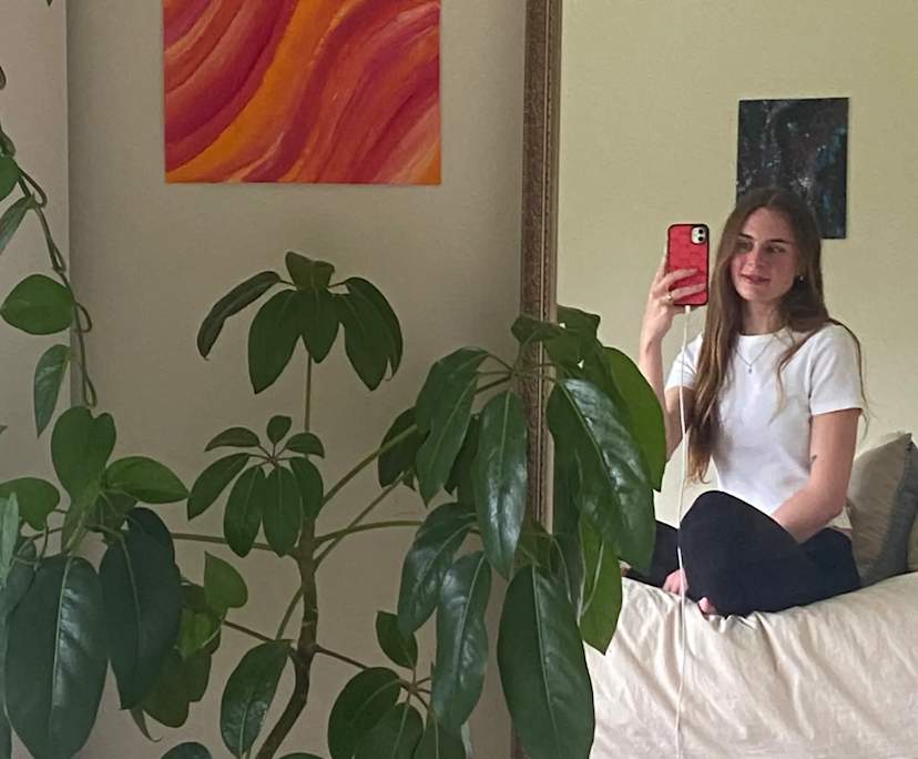 Courtney (25), $300, Non-smoker, No pets, and No children