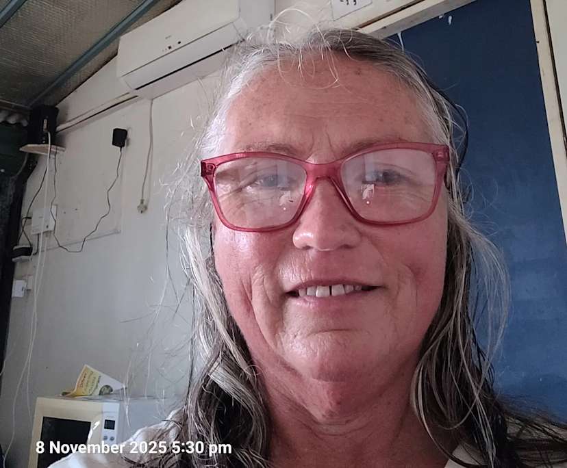 Jodi (56), $300, Non-smoker, Have pets, and No children