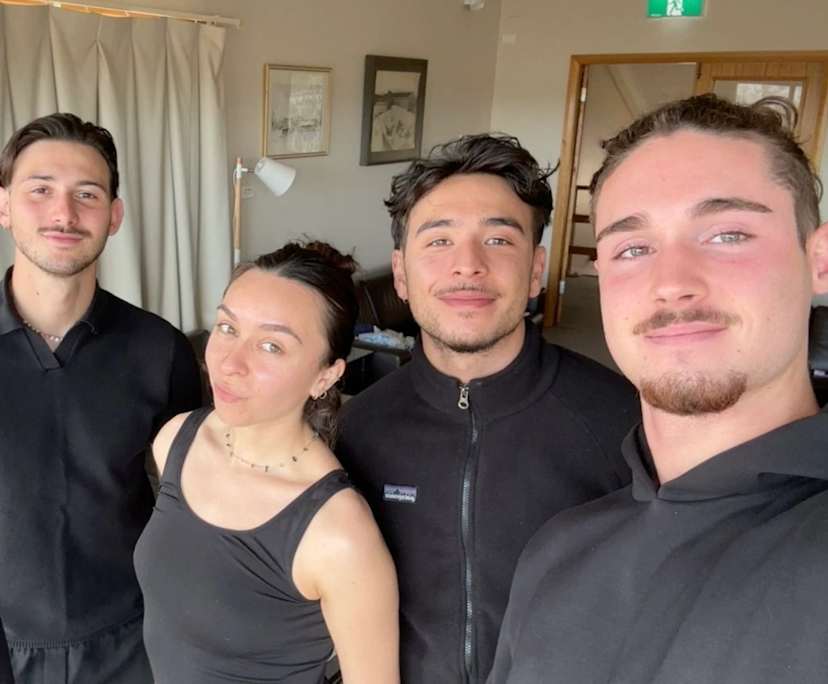 Robin (26), Nicolas (24), Melina (24), Pierre (27) and Mathilda (24), $1,000, No children, Non-smoker, and Have pets