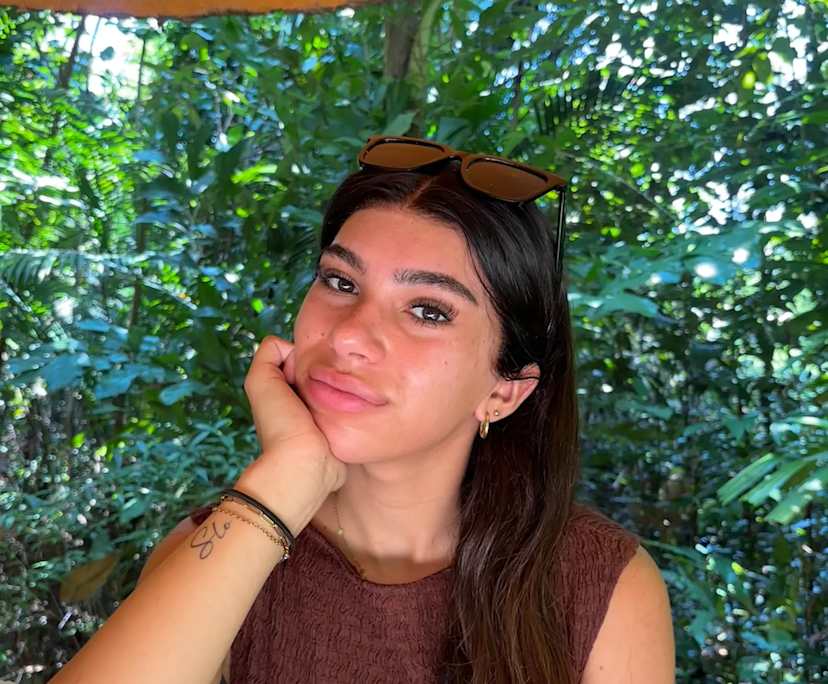 Eléna (21), $250, No pets, Non-smoker, and No children