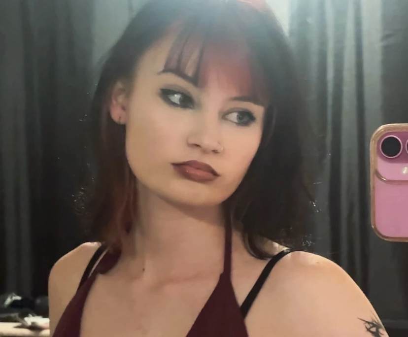 Nina (19), $350, LGBTQIA+, Non-smoker, Have pets, and No children