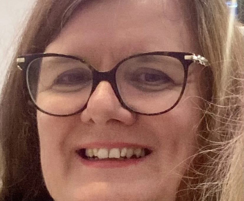 Fiona (58), $350, Non-smoker, Have pets, and No children